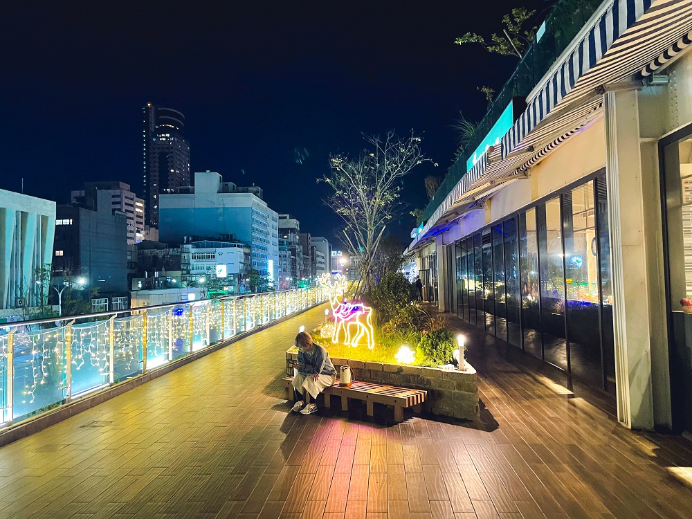 東岸旅客中心｜基隆港好食城AR虛擬實境「與鯨鯊共游」也太夢幻了。