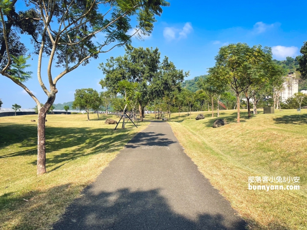 嘉義景點》旺萊山愛情大草原，美拍漸層紫藤花隧道、走進童話城堡，漫步夢幻故事中～