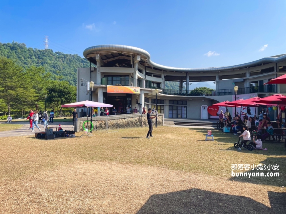 嘉義景點》旺萊山愛情大草原，美拍漸層紫藤花隧道、走進童話城堡，漫步夢幻故事中～