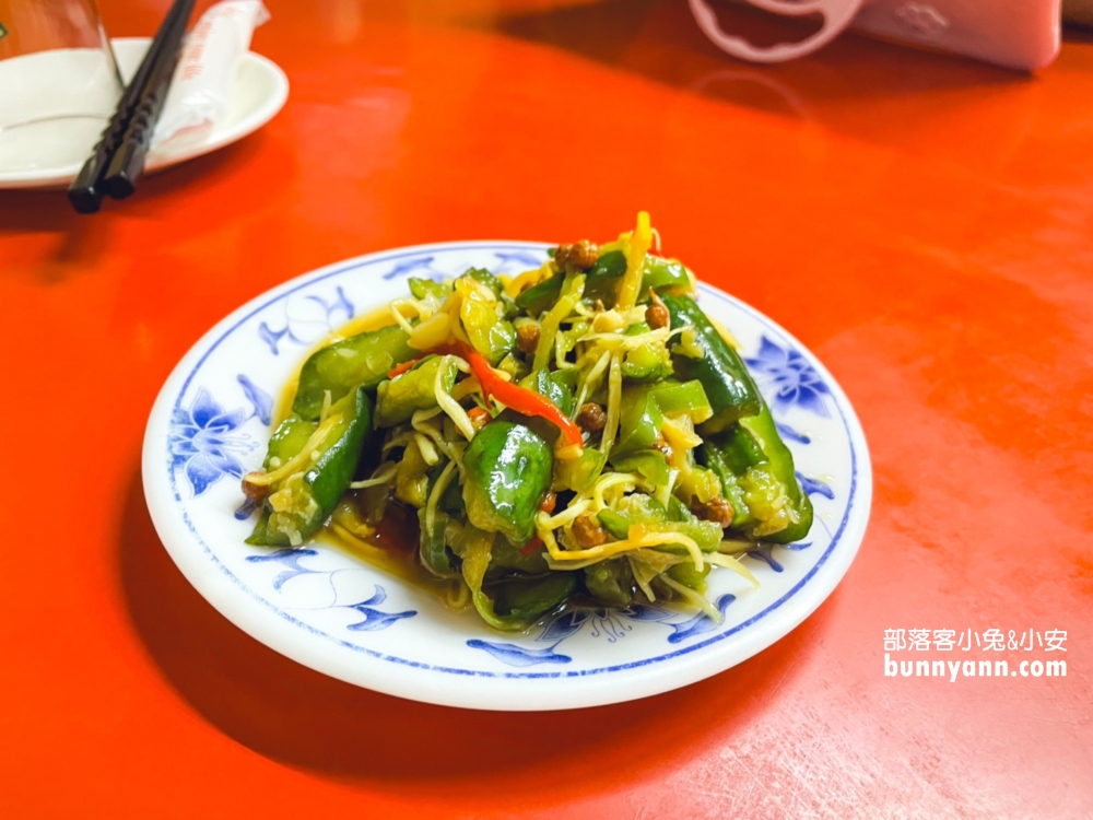 高雄在地美食【愛河生啤酒小吃部】中午就開喝生啤尬水餃!!