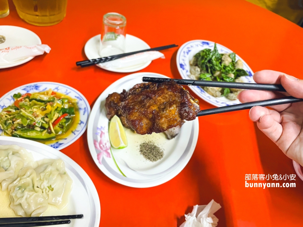 高雄在地美食【愛河生啤酒小吃部】中午就開喝生啤尬水餃!!