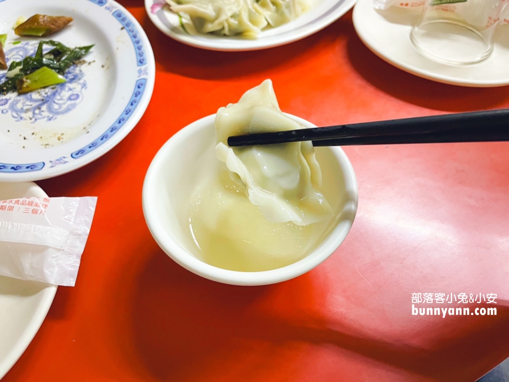 高雄在地美食【愛河生啤酒小吃部】中午就開喝生啤尬水餃!!