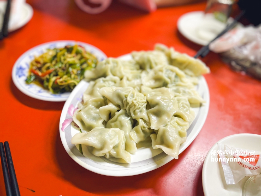 高雄在地美食【愛河生啤酒小吃部】中午就開喝生啤尬水餃!!