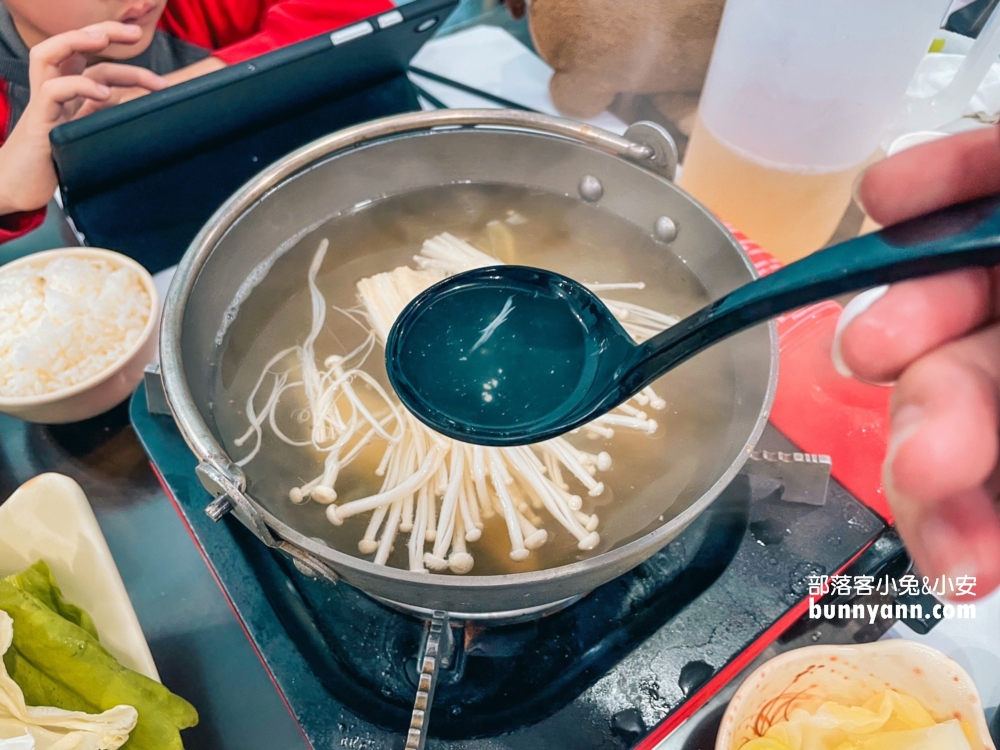 台南老字號火鍋店!!是吉祥精緻火鍋館~每次經過都大排長龍有夠厲害。