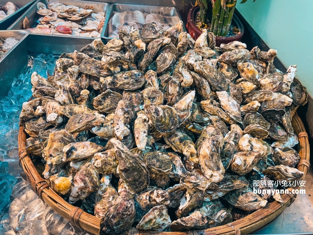 海世界複合式碳烤林口店，來烤牡蠣、螃蟹、鮮魚、飲料無限暢飲。