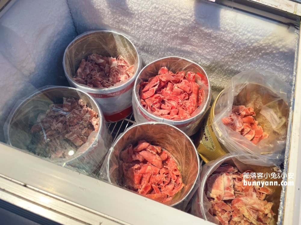 海世界複合式碳烤林口店，來烤牡蠣、螃蟹、鮮魚、飲料無限暢飲。