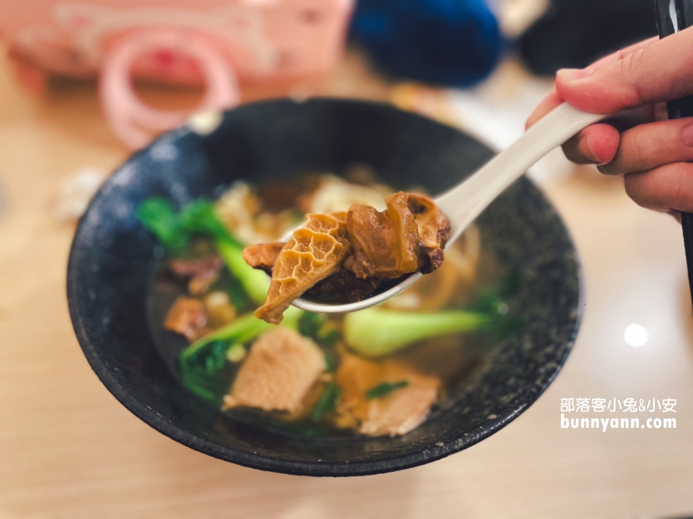 台中「清一色牛肉麵」加麵加湯吃泡菜喝珍奶跟紅茶全不用錢