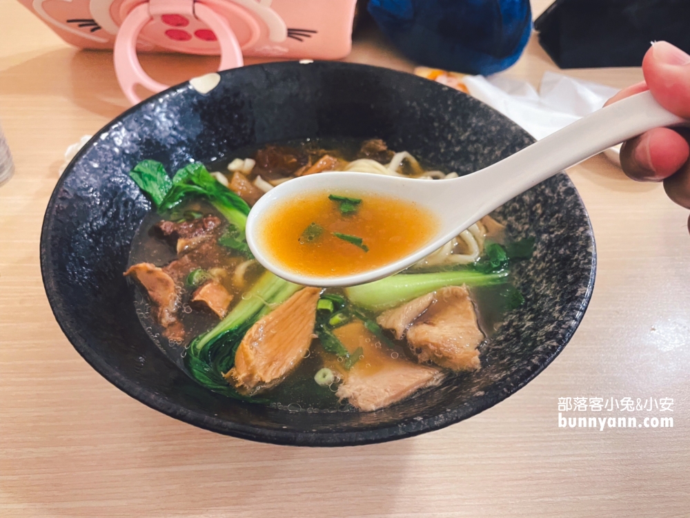 台中「清一色牛肉麵」加麵加湯吃泡菜喝珍奶跟紅茶全不用錢