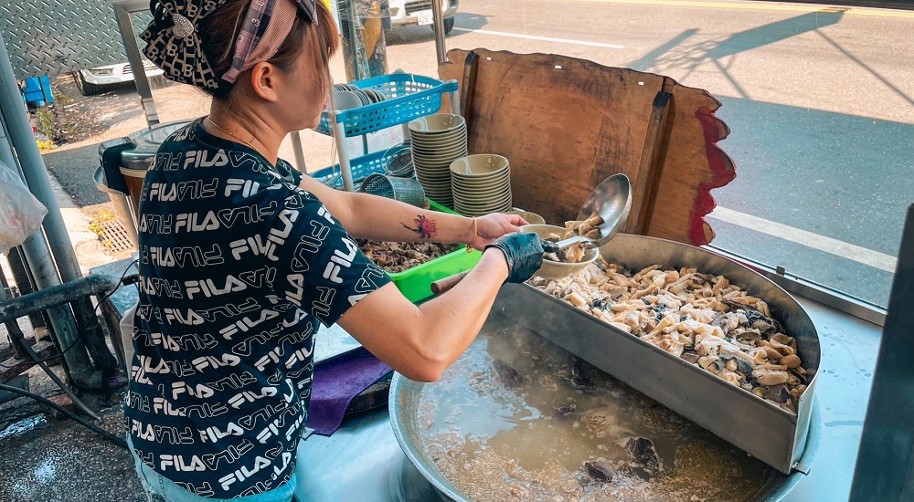 嘉義中埔美食》頂六台灣牛牛雜湯，這一大碗牛雜湯我可以給四顆星。 @小兔小安*旅遊札記