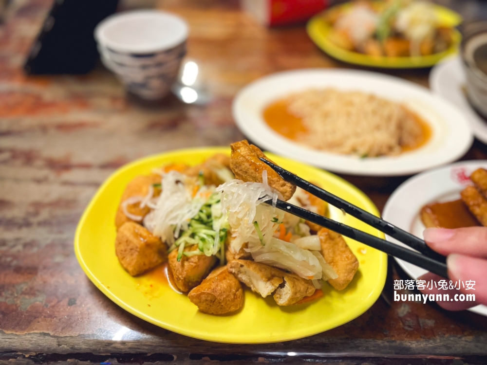 基隆好吃的【庭園臭豆腐】香酥脆，蘿蔔糕又比臭豆腐好吃