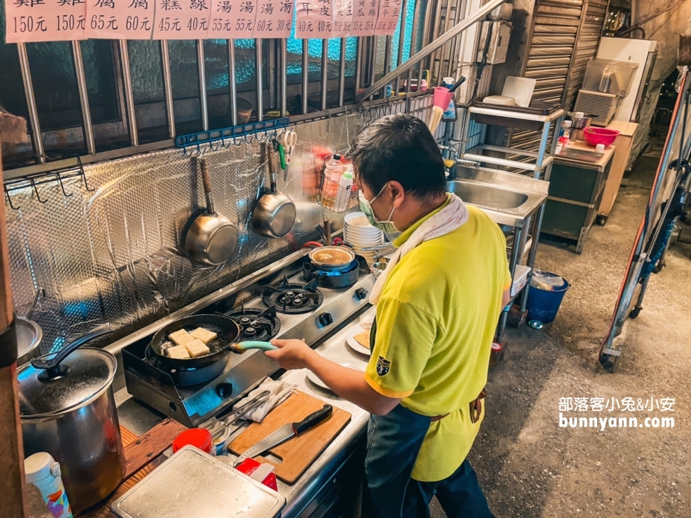 基隆好吃的【庭園臭豆腐】香酥脆，蘿蔔糕又比臭豆腐好吃