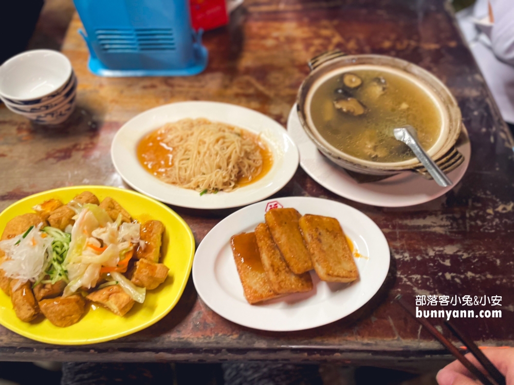 基隆好吃的【庭園臭豆腐】香酥脆，蘿蔔糕又比臭豆腐好吃