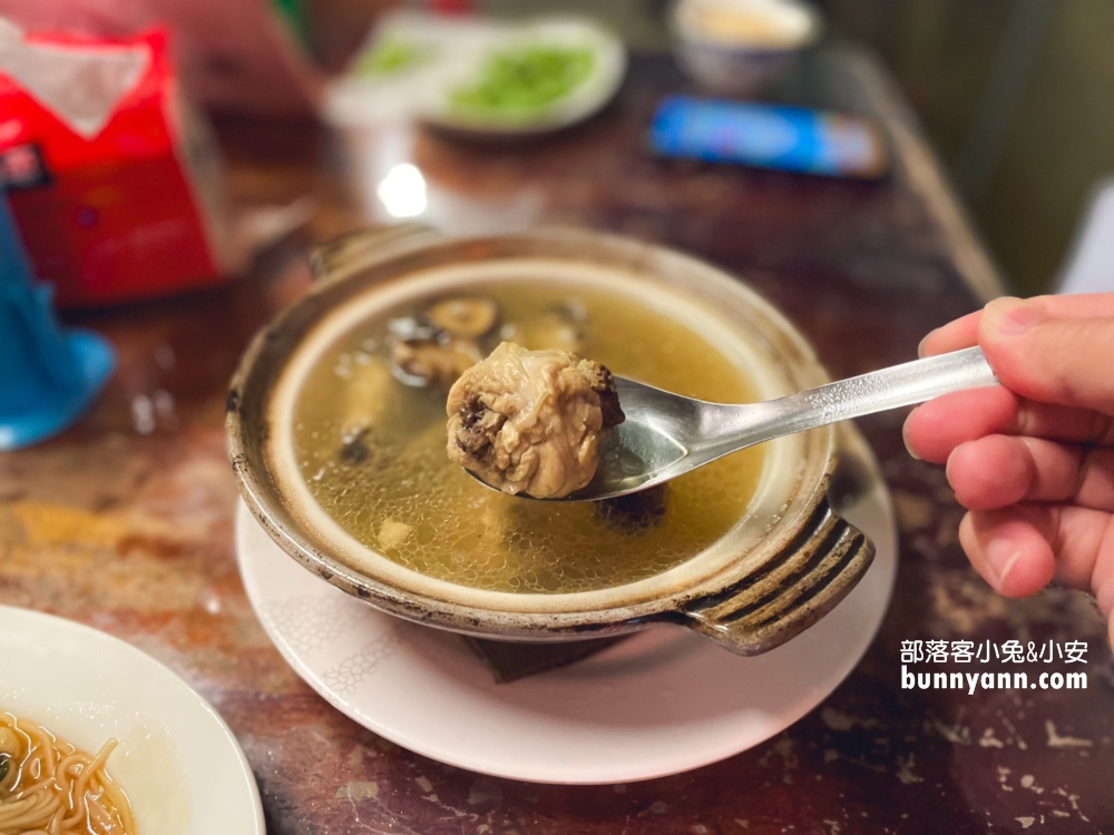 基隆好吃的【庭園臭豆腐】香酥脆，蘿蔔糕又比臭豆腐好吃