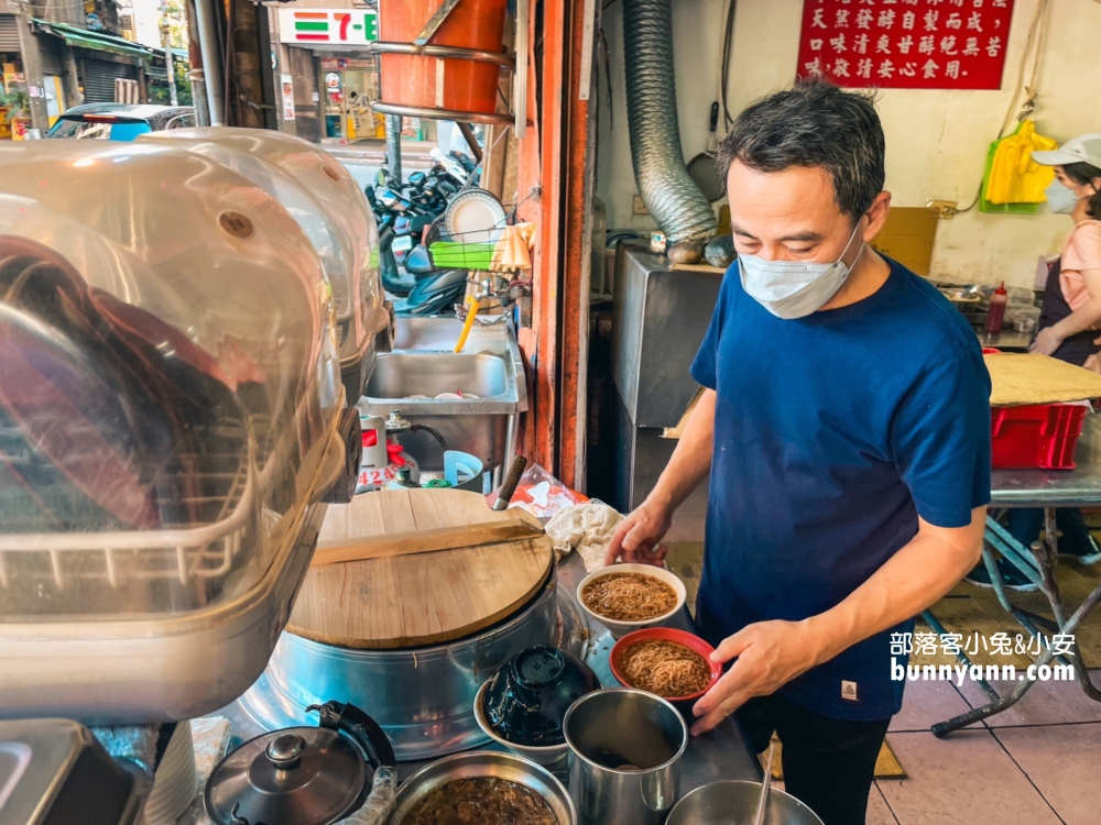 汐止人最愛的臭豆腐，阿基-手工臭豆腐大腸蚵仔麵線。