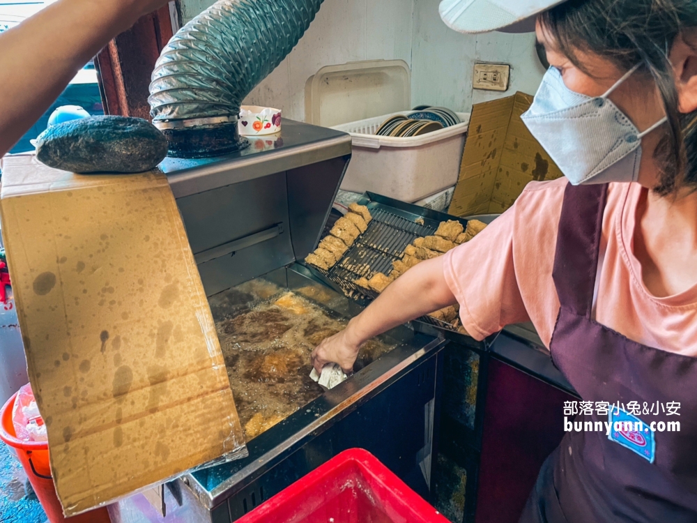 汐止人最愛的臭豆腐，阿基-手工臭豆腐大腸蚵仔麵線。