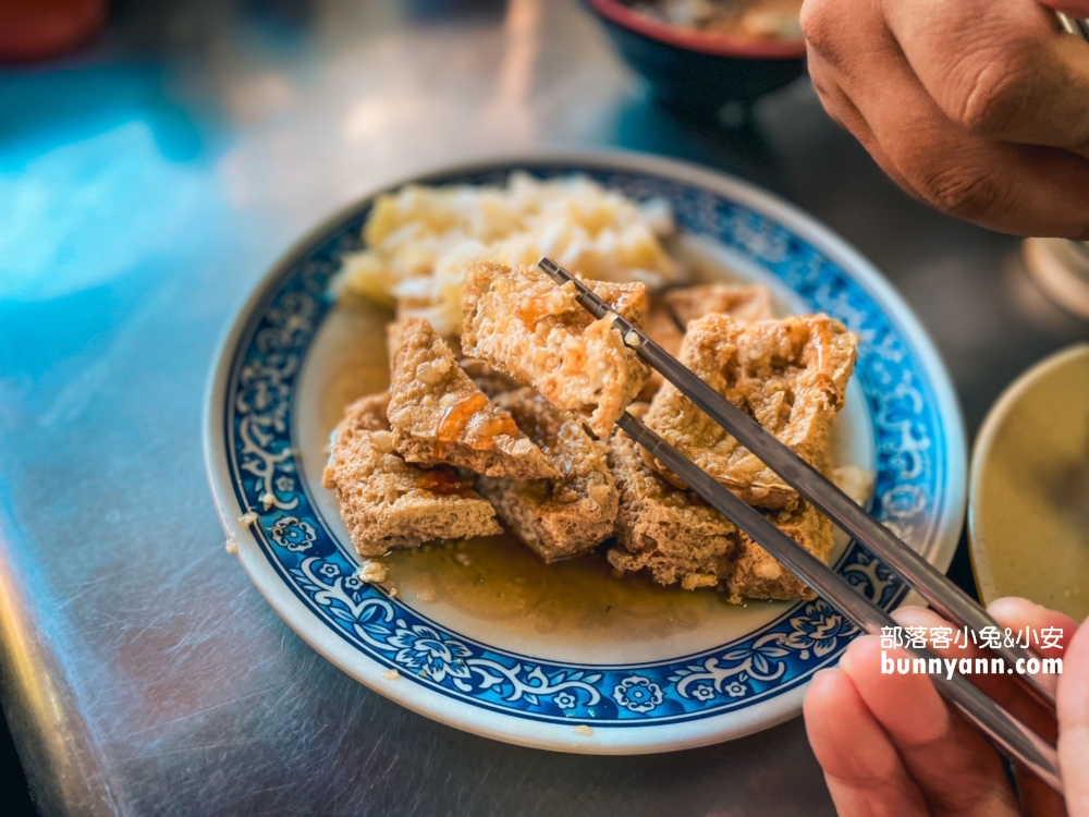 汐止人最愛的臭豆腐，阿基-手工臭豆腐大腸蚵仔麵線。