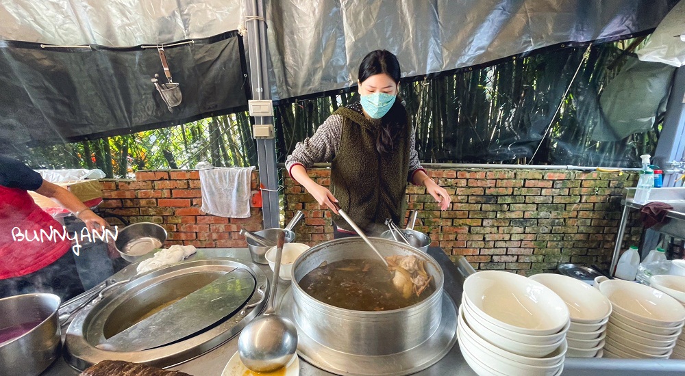 陽明山美食》草山風情藥膳餐廳，陽明山麻油雞這家真不錯喝，有整隻雞腿。